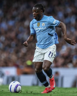 Manchester City 'den Jrmy Doku Premier League maçı sırasında Manchester City ile Wolverhampton Wanderers arasında Etihad Stadyumu, Manchester, İngiltere, 2 Mayıs 2025