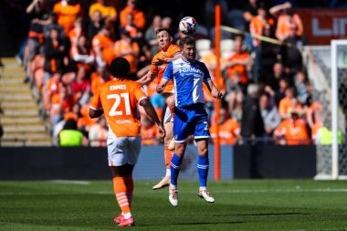 Blackpool 'dan Lee Evans ve Bristol Rovers takımından Sil Swinkels, 3 Mayıs 2025' te Bloomfield Road, Blackpool 'da oynanan Blackpool-Bristol Rover maçında top için mücadele ettiler.