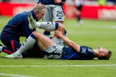 Manchester United takımından Matthijs de Ligt, 4 Mayıs 2025 'te Londra' daki Gtech Community Stadyumu 'nda oynanan Premier League karşılaşmasında sakatlandı.
