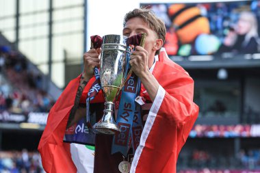 Burnley 'den Oliver Sonne, 3 Mayıs 2025' te Burnley, Burnley, İngiltere 'deki Turf Moor' da oynanan Gökyüzü İddia Şampiyonası maçından sonra ikincilik ödülünü elinde tutuyor.