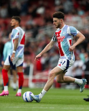 Arsenal 'den Declan Rice, 3 Mayıs 2025' te Birleşik Krallık, Londra 'daki Emirates Stadyumu' nda oynanan Premier League karşılaşması öncesinde ısınıyor.