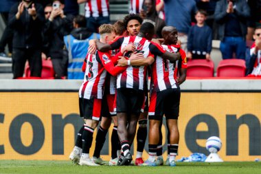 Brentford 'dan Kevin Schade, Premier League maçında Brentford Manchester United' a karşı Gtech Community Stadyumu 'nda 4 Mayıs 2025' te oynanan karşılaşmada takım arkadaşlarıyla golünü kutluyor.