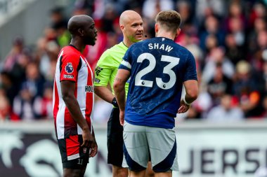 Hakem Anthony Taylor, Premier League maçında Manchester United 'a karşı Gtech Community Stadyumu, Londra, 4 Mayıs 2025' te oynanan Premier League maçında Luke Shaw ile konuştu.