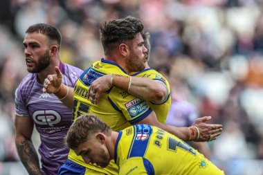 Warrington Wolves 'tan Joe Philbin, Betfred Magic Weekend 2025 Wigan Warriors vs Warrington Wolves maçında 4 Mayıs 2025' te St. James 's Park, Newcastle' da şansını kutluyor.