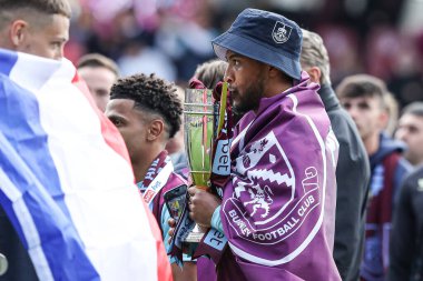 Burnley 'li Nathan Redmond, 3 Mayıs 2025' te Burnley, Burnley, İngiltere 'de Millwall' a karşı oynadığı Gökyüzü İddia Şampiyonası maçından sonra ikincileri öpüyor.