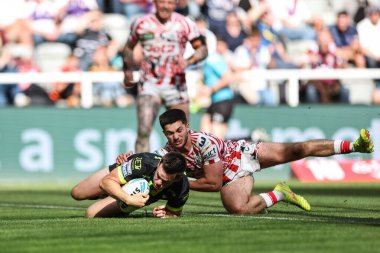 Katalan Ejderhaları 'ndan Luke Keary, Betfred Magic Weekend 2025 maçında St. James' s Park, Newcastle, İngiltere 'de Leigh Leopards ve Catalans Dragons maçına gidiyor.