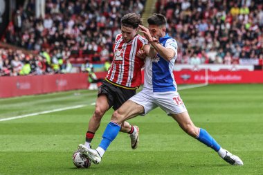 Sheffield United 'dan Callum O' Hare ve Blackburn Rovers 'dan Danny Batth, 3 Mayıs 2025' te Bramall Lane, Sheffield, İngiltere 'de oynanan Sky Bet Şampiyonası maçında top için savaştılar.