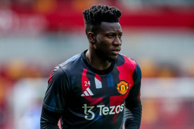 Manchester United takımından Andre Onana, 4 Mayıs 2025 'te Londra' daki Gtech Community Stadyumu 'nda oynanan Premier League karşılaşması öncesinde ısınıyor.