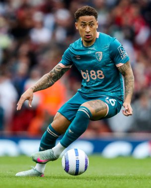 AFC Bournemouth takımından Marcus Tavernier, 3 Mayıs 2025 'te Emirates Stadyumu' nda oynanan Premier League maçında topla koşuyor.