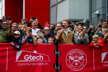 Taraftarlar Premier Lig karşılaşmasından önce Londra 'daki Gtech Community Stadyumu' nda Brentford-Manchester United karşılaşmasını bekliyorlar.