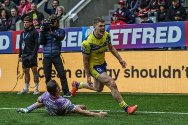 Warrington Wolves 'dan Jake Thewlis, Betfred Magic Weekend 2025 Wigan Warriors vs Warrington Wolves maçında 4 Mayıs 2025' te St.James 's Park, Newcastle' da denemesini kutluyor.