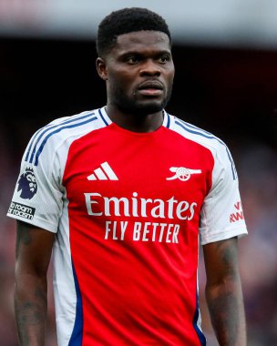 Arsenal 'li Thomas, 3 Mayıs 2025' te Birleşik Krallık 'taki Emirates Stadyumu' nda oynanan Premier League maçında Arsenal ve Bournemouth maçına bakıyor.