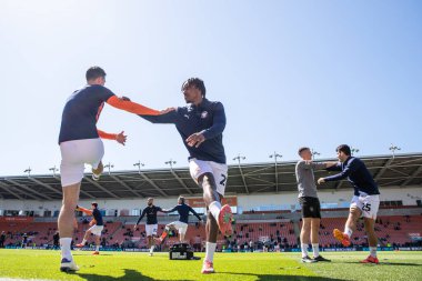 Blackpool oyuncuları, 3 Mayıs 2025 'te Bloomfield Road, Blackpool' da oynanan Blackpool-Bristol Rover maçı öncesinde oynanan maç öncesi ısınma maçında