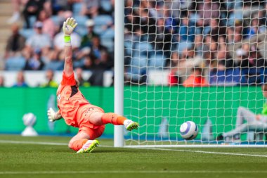 Aaron Ramsdale Southampton kalecisi, Leicester City 'den Jordan Ayew' in 3 Mayıs 2025 'te King Power Stadyumu' nda Leicester City ile Southampton arasında oynanan Premier League maçında attığı şutu durduramadı.