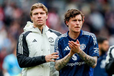 Manchester United takımlarından Rasmus Hojlund ve Victor Lindelof, Premier League maçı Brentford Manchester United 'a karşı Gtech Community Stadyumu' nda 4 Mayıs 2025 tarihinde oynanan yenilgi sonrasında üzgün görünüyorlar.