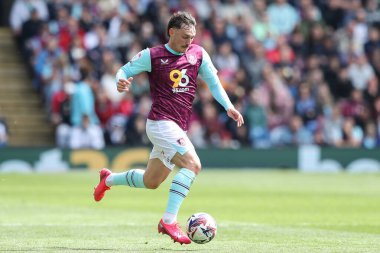 Burnley 'den Connor Roberts 3 Mayıs 2025' te Burnley, Burnley 'e karşı oynadığı Gökyüzü İddia Şampiyonası maçında topu ayaklarının dibine aldı.