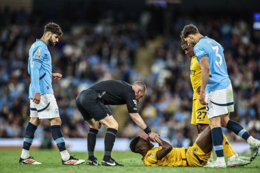 Hakem Peter Bankes, Premier Lig maçında Wolverhampton Wanderers 'a karşı Etihad Stadyumu, Manchester, İngiltere 2 Mayıs 2025' te oynanan Premier League maçında Wolverhampton Wanderers 'ı kontrol ediyor.