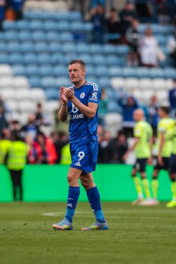 Leicester City 'den Jamie Vardy, İngiltere' nin Leicester kentindeki King Power Stadyumu 'nda oynanan Premier League maçında son düdük çaldıktan sonra taraftarları alkışlıyor.