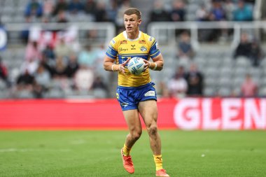 Manchester United takımından Patrick Dorgu, Manchester United 'ın 8 Mayıs 2025 tarihinde Old Trafford, Manchester, İngiltere' de oynadığı Manchester United ile oynadığı yarı final maçında