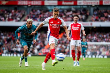 Arsenal 'den Leandro Trossard, 3 Mayıs 2025' te Emirates Stadyumu 'nda oynanan Premier League maçında topu bırakıyor.