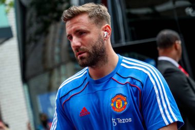 Manchester United takımından Luke Shaw, Premier League maçından önce Gtech Community Stadyumu 'na geldi. Brentford Manchester United' a karşı Gtech Community Stadyumu, Londra, 4 Mayıs 2025