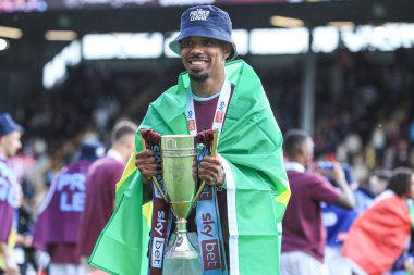 Burnley 'li Lucas Pires, 3 Mayıs 2025' te Burnley, Burnley, İngiltere 'deki Turf Moor' da oynanan Gökyüzü İddia Şampiyonası maçından sonra ikincilik ödülünü elinde tutuyor.