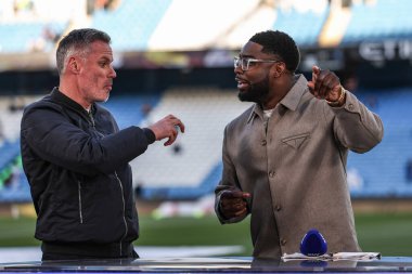 Jamie Carragher ve Micah Richards Premier Lig maçı sırasında Manchester City, Etihad Stadyumu 'nda Wolverhampton Wanderers' a karşı, 2 Mayıs 2025
