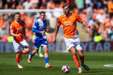 Blackpool 'dan Tom Bloxham, 3 Mayıs 2025' te Bloomfield Road, Blackpool 'da oynanan Blackpool-Bristol Rover maçında topu aldı.