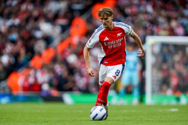 Arsenal 'den Martin Odegaard, 3 Mayıs 2025' te Londra 'daki Emirates Stadyumu' nda oynanan Premier League maçında topla koşuyor.