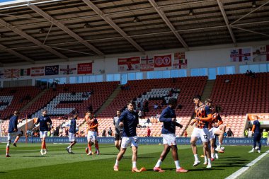 Blackpool oyuncuları, 3 Mayıs 2025 'te Bloomfield Road, Blackpool' da oynanan Blackpool-Bristol Rover maçı öncesinde oynanan maç öncesi ısınma maçında