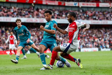 Arsenal 'den Raheem Sterling, 3 Mayıs 2025' te Birleşik Krallık 'taki Emirates Stadyumu' nda oynanan Premier League karşılaşmasında AFC Bournemouth takımından Tyler Adams tarafından baskı altına alındı.