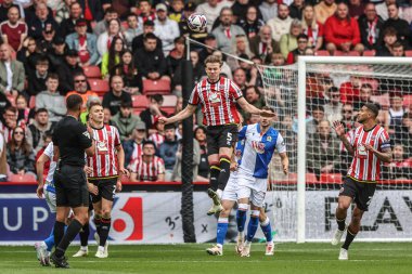 Sheffield United takımından Rob Holding, 3 Mayıs 2025 'te Sheffield Lane, İngiltere' de oynanan ve Sheffield United 'ın Blackburn Rovers' a karşı oynadığı Sky Bet Şampiyonası maçında topu açık farkla önde götürüyor.