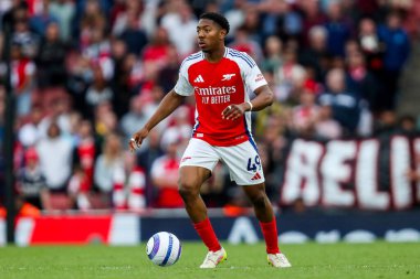 Arsenal takımından Myles Lewis-Skelly, İngiltere 'nin başkenti Emirates Stadyumu' nda oynanan Premier League maçında topla koşuyor.