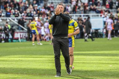 Sam Burgess Warrington Wolves baş antrenörü 4 Mayıs 2025 'te oynanan Betfred Magic Weekend 2025 Wigan Warriors vs Warrington Wolves maçında taraftarları alkışlıyor.