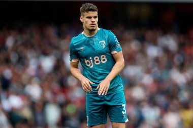AFC Bournemouth takımından Milos Kerkez, 3 Mayıs 2025 'te Birleşik Krallık' taki Emirates Stadyumu 'nda oynanan Premier League karşılaşmasında görülüyor.