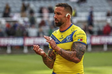 Warrington Wolves 'tan Paul Vaughan, 4 Mayıs 2025' te oynanan Betfred Magic Weekend 2025 karşılaşmasında taraftarları alkışlıyor.