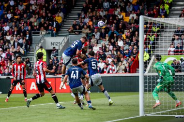 Manchester United takımından Luke Shaw, Premier League maçında Brentford Manchester United 'a karşı Londra' daki Gtech Community Stadyumu 'nda 4 Mayıs 202' de top sürüyor.