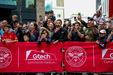 Taraftarlar Premier Lig karşılaşmasından önce Londra 'daki Gtech Community Stadyumu' nda Brentford-Manchester United karşılaşmasını bekliyorlar.