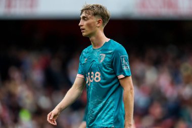 AFC Bournemouth 'dan Dean Huijsen, 3 Mayıs 2025' te Birleşik Krallık 'taki Emirates Stadyumu' nda oynanan Premier League maçında Arsenal ve Bournemouth maçına bakıyor.