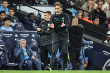 Wolverhampton Wanderers 'ın baş antrenörü Vitor Pereira, Premier League maçında Manchester City ile Wolverhampton Wanderers takımını alkışlıyor.