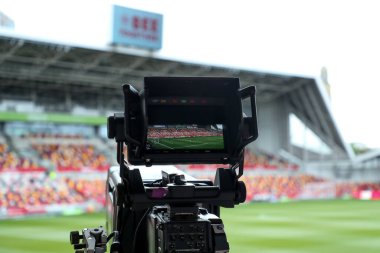 The Gtech Community Stadyumu 'nun, Premier League maçından önce, Brentford Manchester United' a karşı Gtech Community Stadyumu 'nda 4 Mayıs 2025' te oynanan televizyon kamerası ile genel bir görüntüsü.