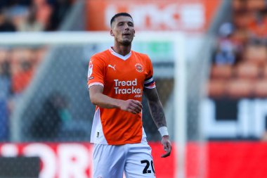 Blackpool 'dan Oliver Casey takım arkadaşlarına talimat veriyor. 3 Mayıs 2025' te Bloomfield Road, Blackpool 'da Blackpool-Bristol Rovers maçında.
