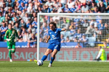 Leicester City 'nin Wout Faes' i Premier League maçında pas veriyor Leicester City, King Power Stadyumu 'nda Southampton' a karşı, 3 Mayıs 2025