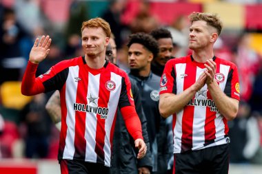 Brentford 'dan Sepp Van Den Berg ve Nathan Collins, Premier League maçının ardından 4 Mayıs 2025' te Gtech Community Stadyumu 'nda Brentford Manchester United' a karşı oynanan maçın ardından kazandıkları galibiyet sonrasında taraftarlarını selamlıyorlar.