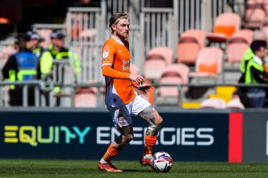 Blackpool takımından Hayden Coulson, 3 Mayıs 2025 'te Bloomfield Road, Blackpool' da oynanan Blackpool-Bristol Rover maçında topla ileri gidiyor.