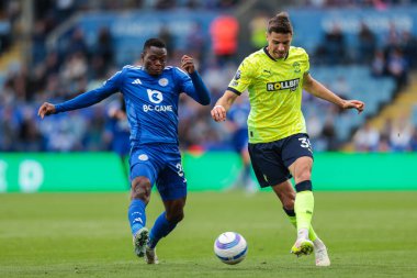 Leicester City 'den Patson Daka, 3 Mayıs 2025' te King Power Stadyumu 'nda Leicester City ile Southampton arasındaki Premier League maçı sırasında Southampton' dan Jan Bednarek 'e baskı yapıyor.