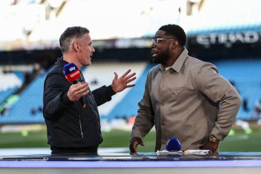 Jamie Carragher ve Micah Richards Premier Lig maçı sırasında Manchester City, Etihad Stadyumu 'nda Wolverhampton Wanderers' a karşı, 2 Mayıs 2025