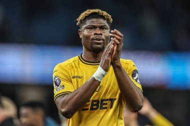 Wolverhampton Wanderers takımından Emmanuel Agbadou, Premier League maçından sonra taraftarları Etihad Stadyumu 'nda Manchester City ile Wolverhampton Wanderers maçında alkışlıyor.