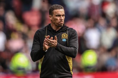 Blackburn Rovers 'ın Valrien Ismal teknik direktörü, 3 Mayıs 2025' te Bramall Lane, Sheffield, İngiltere 'de oynanan Sky Bet Şampiyonası maçından sonra taraftarları alkışlıyor.