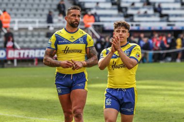 Warrington Wolves 'tan Paul Vaughan ve Warrington Wolves' tan Oli Leyland, 4 Mayıs 2025 'te St. James' s Park, Newcastle, İngiltere 'de oynanan Betfred Magic Weekend 2025 Wigan Warriors vs Warrington Wolves maçında taraftarları alkışladılar.